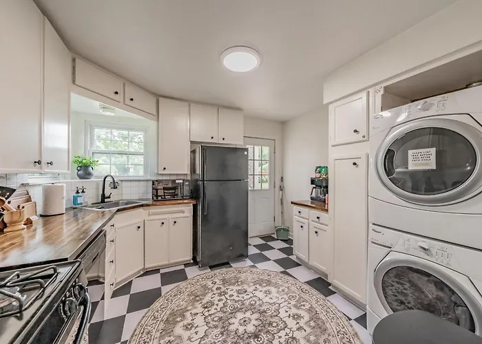 Tcu-dickies-2 King Beds-sleeps 6 Villa