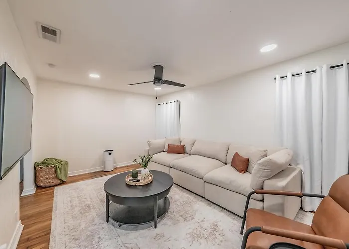 Tcu-dickies-2 King Beds-sleeps 6 Villa