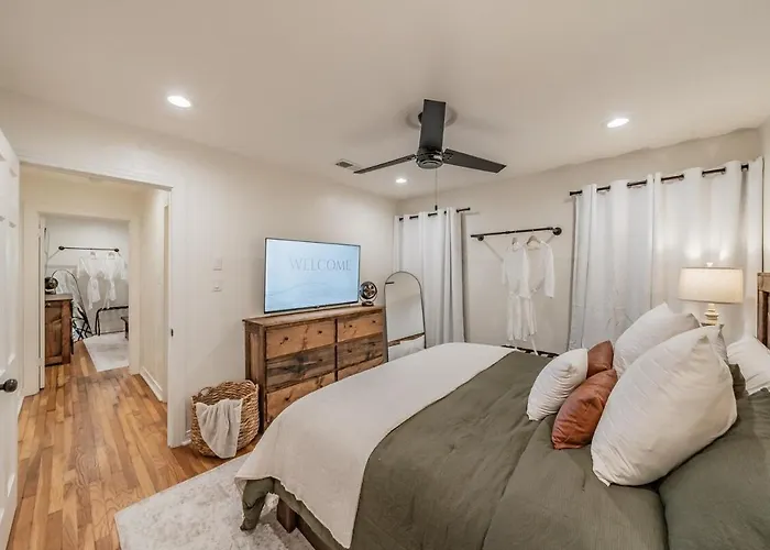 Tcu-dickies-2 King Beds-sleeps 6 Villa *