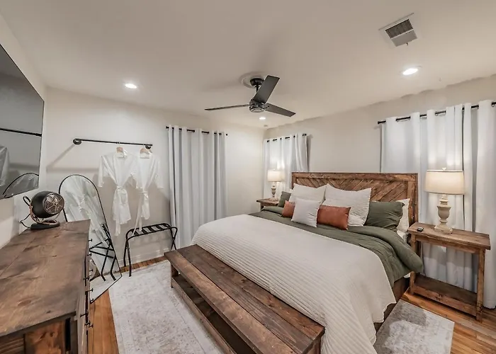 Tcu-dickies-2 King Beds-sleeps 6 *