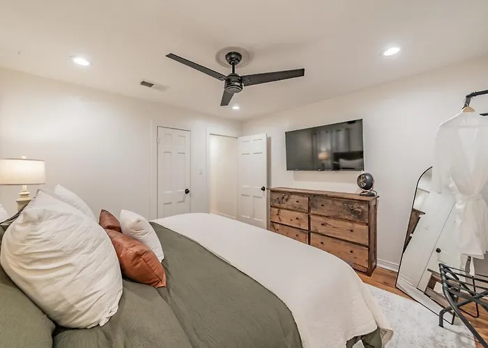 Villa Tcu-dickies-2 King Beds-sleeps 6