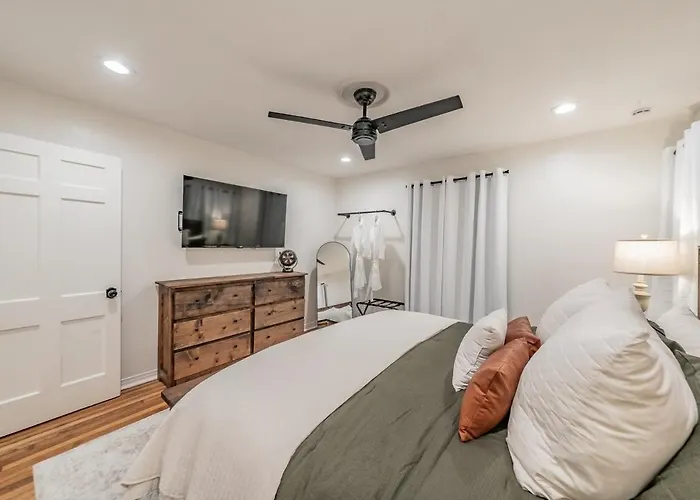 Tcu-dickies-2 King Beds-sleeps 6 Villa Fort Worth