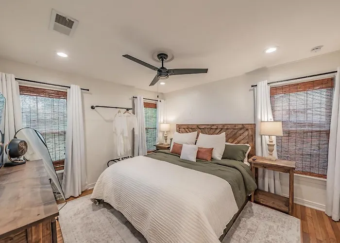 Tcu-dickies-2 King Beds-sleeps 6 *