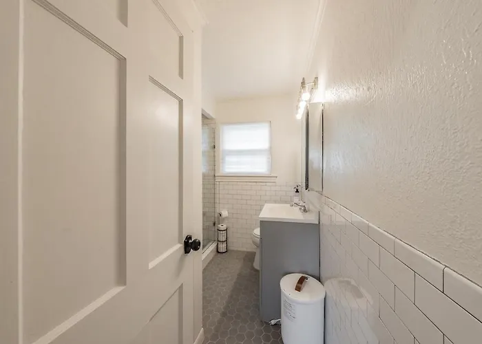 Tcu-dickies-2 King Beds-sleeps 6 Villa *