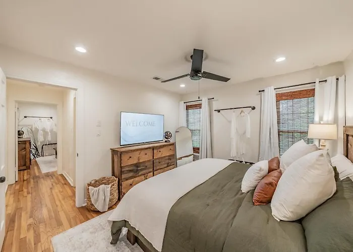 Tcu-dickies-2 King Beds-sleeps 6