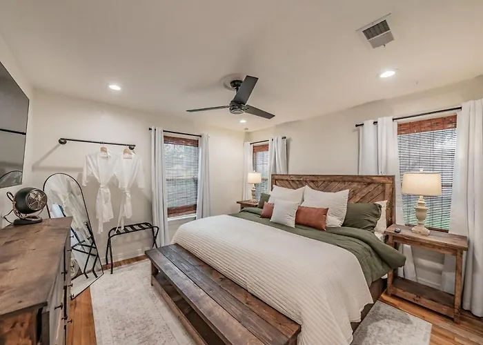Tcu-dickies-2 King Beds-sleeps 6 Villa
