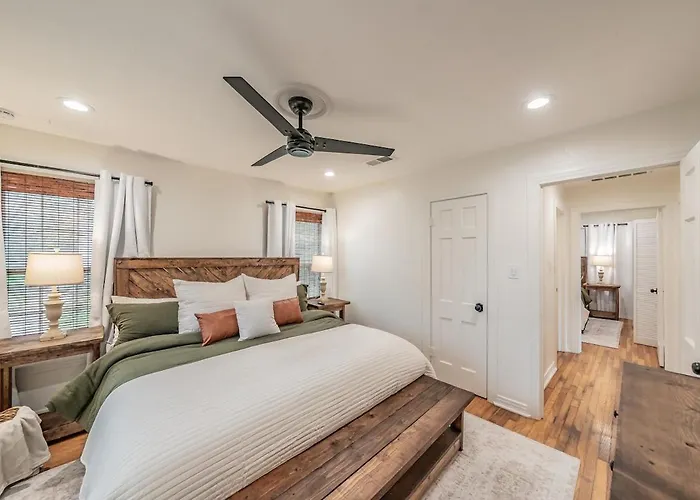 Tcu-dickies-2 King Beds-sleeps 6 *