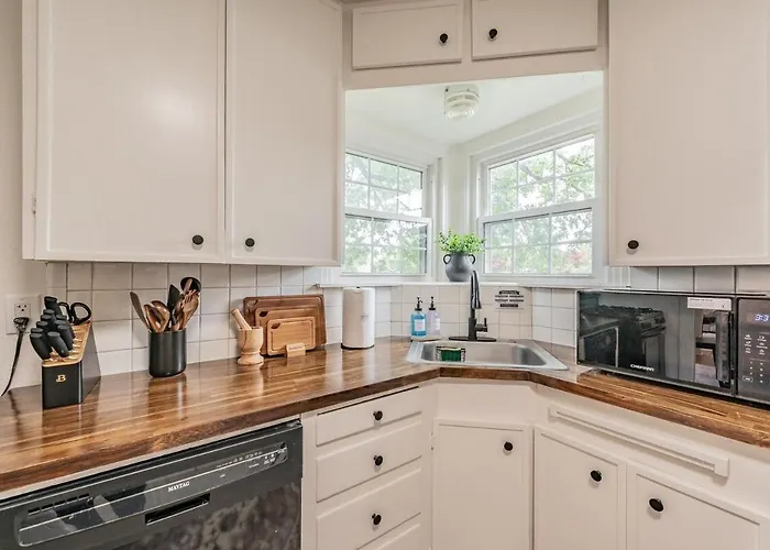 Tcu-dickies-2 King Beds-sleeps 6 Villa