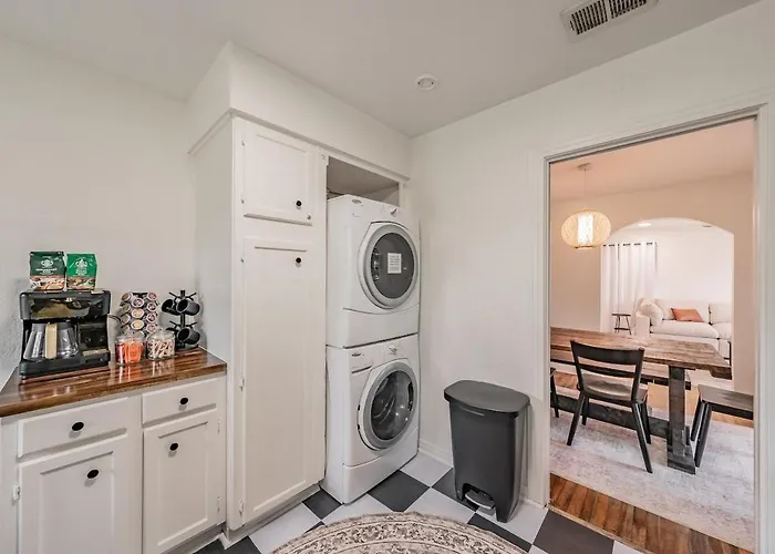 Tcu-dickies-2 King Beds-sleeps 6 Villa